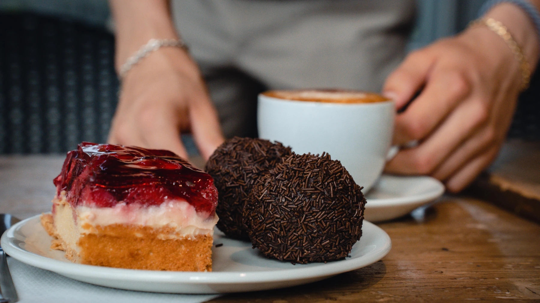 Kuchen mit Kaffee in einer Künne-Filiale