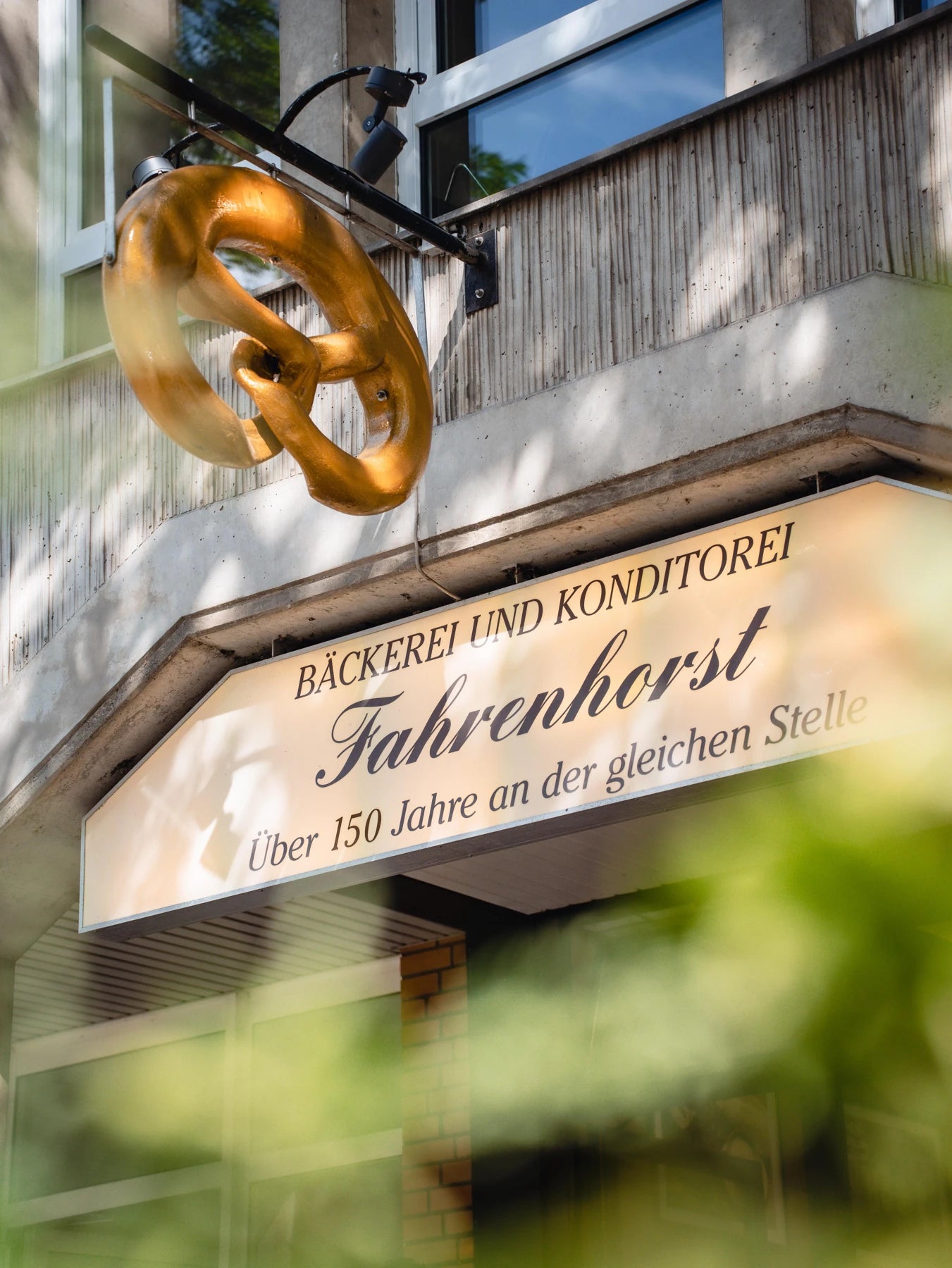 Goldene Brezel und Fahrenhorst-Schild in der Königstraße