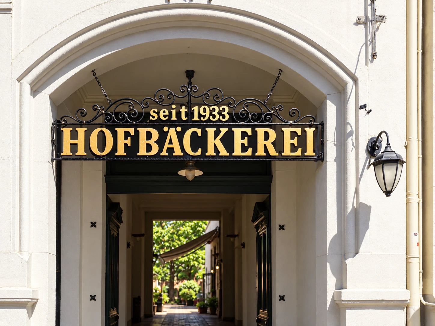 Der Eingang der Hofbäckerei, mit KI nach Originalaufnahme aufbereitet